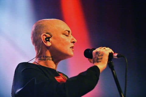 Imagini emoționante de la înmormântarea legendarei Sinead O’Connor. Sute de mii de oameni au însoțit-o pe ultimul drum