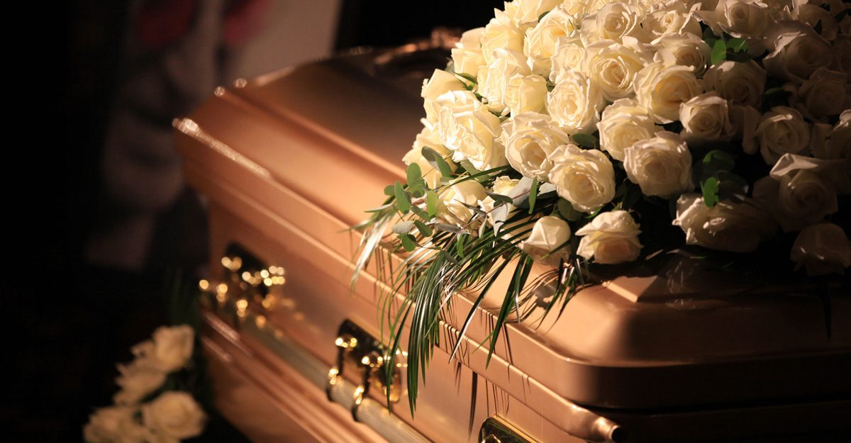 Chiar îți taie respirația! Imagine incredibilă distribuită de o firmă cu Servicii Funerare. O brunetă goală stă pe un sicriu de la Galați