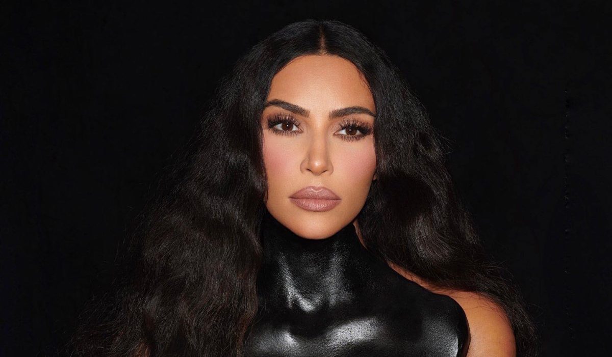 Accesoriul bizar cu care a fost surprinsă Kim Kardashian la piscină. Fanii, confunzi când au văzut-o aşa