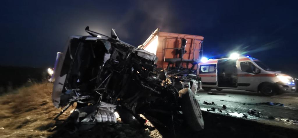 Accident grav în județul Iași. 7 persoane au decedat după ce un camion, o ambulanţă și un autoturism s-au ciocnit