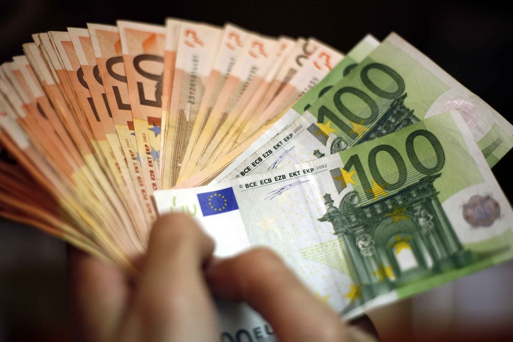 Escortă din Vaslui, condamnată la închisoare după ce a furat de la un client 15.000 de euro