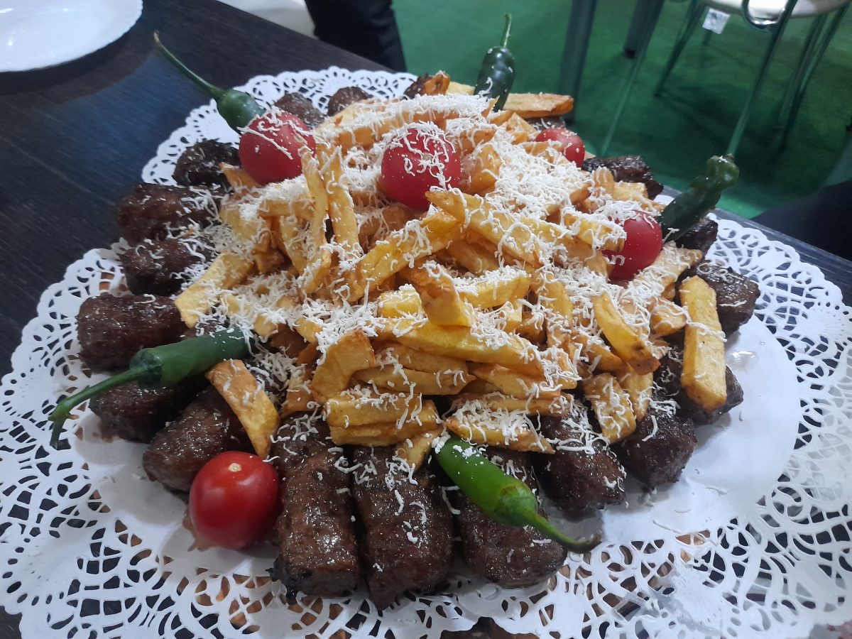 Cât costă un platou cu 20 de mici si cartofi la restaurantul lui Luis Stan. Mănânci până dai în „boala copiilor”