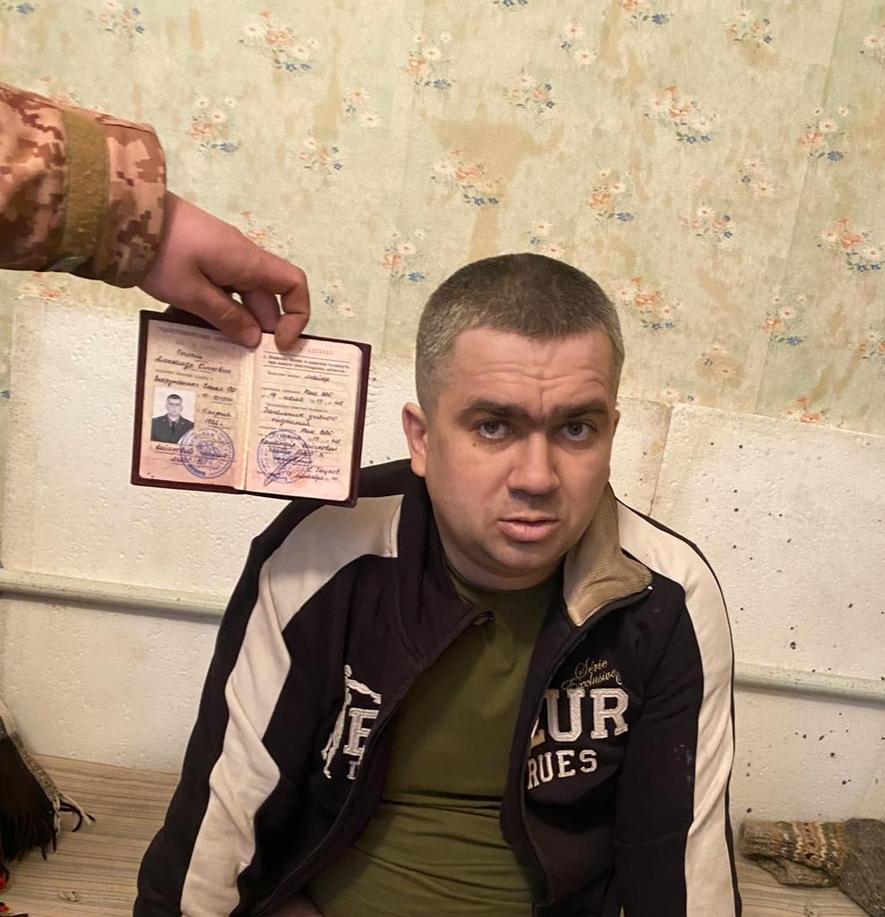 Ucrainenii au capturat un ofițer rus! Ce lenjerie intimă purta acesta