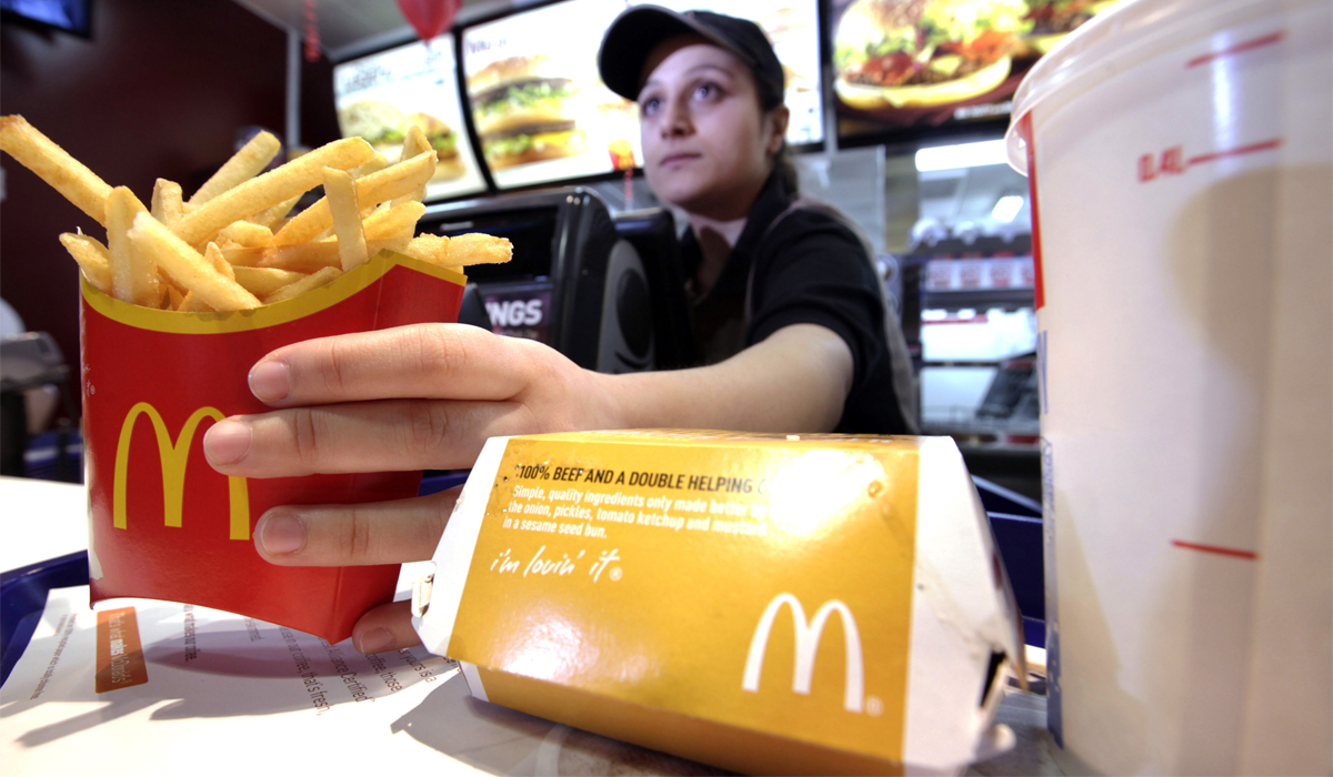 Ce salariu are o româncă din Germania, care de 8 ani lucrează la McDonald’s: „Am reușit să îmi cumpăr și o…”