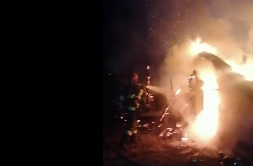 Două incendii de proporții au izbucnit în Argeș! Focul a mistuit o casă și un adăpost pentru animale