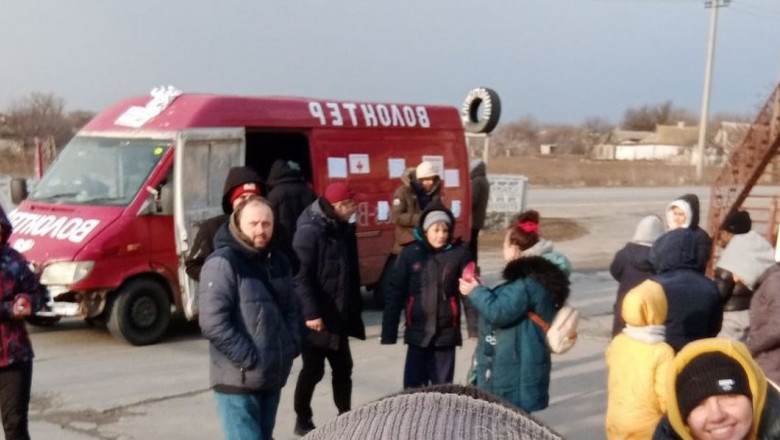 A ajutat 200 de ucraineni să fugă din calea bombardamentelor. Povestea incredibilă a bărbatului cu duba roșie