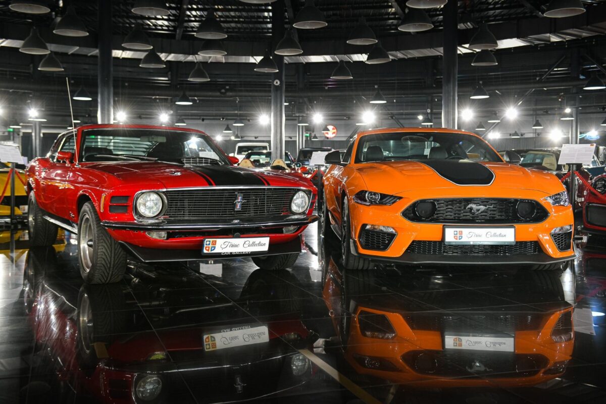 Colecția Țiriac vă invită să vizionați două exemplare produse la o jumătate de secol distanță: Ford Mustang Mach 1 1969 și Ford Mustang Mach 1 Coupe 2022