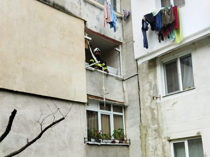 Explozie într-un bloc din Pitești. Proprietara a suferit arsuri pe față. 19 locatari au fost evacuați