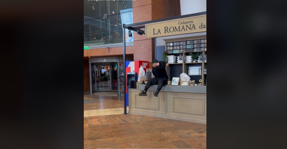 Bogdan de la Ploiești, glume și provocări într-un mall din Capitală. Reacția fanilor l-a lăsat fără replică