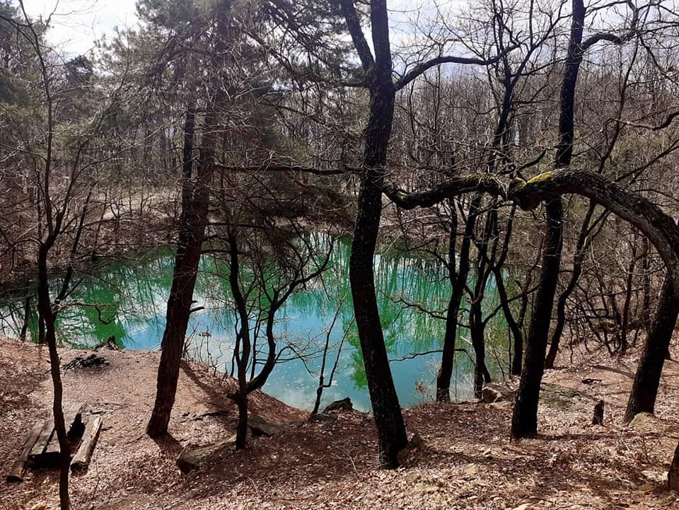 Lacul din România care își schimbă culoarea. Este singurul din lume! Zona este declarată arie protejată