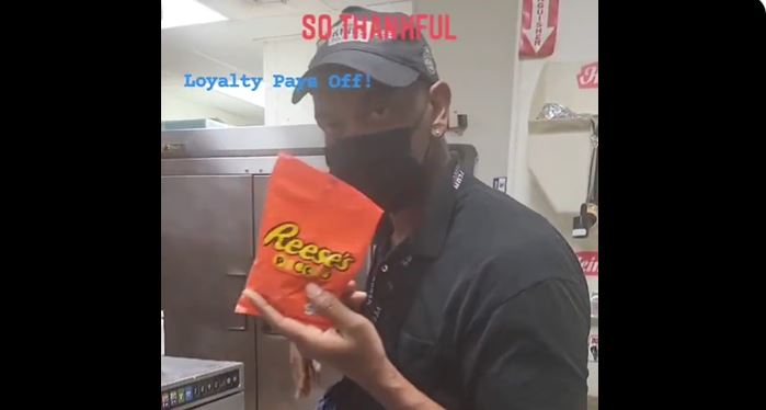 A lucrat timp de 27 de ani la Burger King, fără să aibă vreo zi liberă, iar la final a primit cadou asta. Nu i-a venit să creadă ochilor