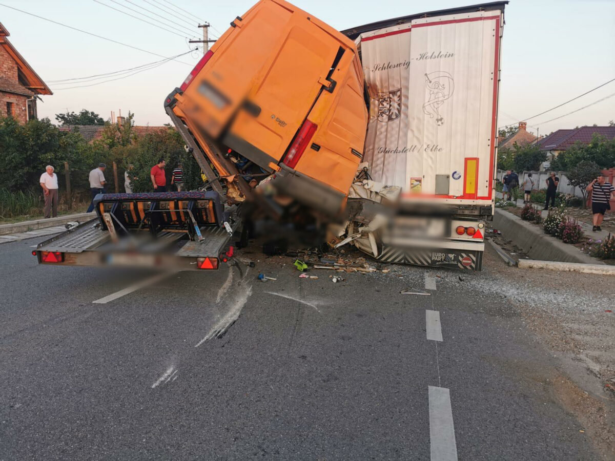 Accident grav în județul Dolj, în această dimineață. Două persoane au decedat, iar alte patru au fost rănite, după ce o autoutilitară s-a izbit de un autocamion