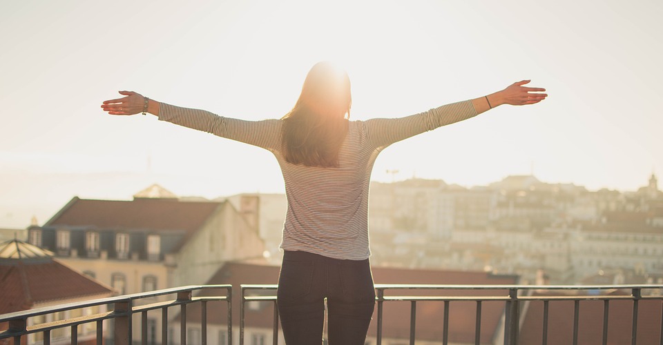 O tânără de 18 ani s-a aruncat de la balconul unui bloc din București și a murit. De vină ar fi iubitul acesteia: ”Am auzit niște chestii urâte de băiatul ăsta”