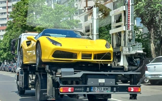 Patronul unuia dintre cele mai exclusiviste cluburi din București a încălcat legea! Vezi unde și-a parcat Ferrari-ul