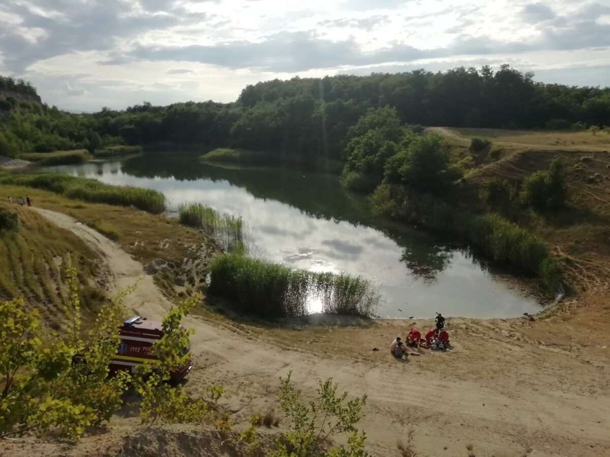 Un adolescent de 15 ani și-a găsit sfârșitul, după ce a intrat în Laguna Albastră. Medicii nu au avut cum să-l salveze