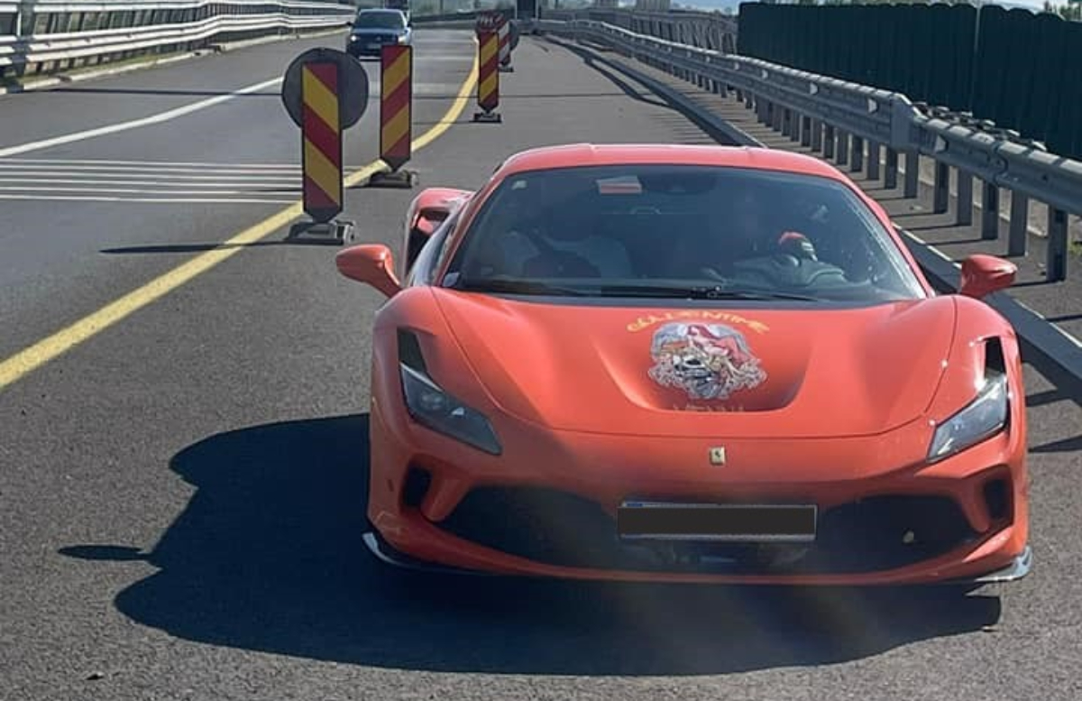 Incredibil! Cine se afla la volanul Ferrari-ului care a fost prins circulând cu 230 km/h pe A1