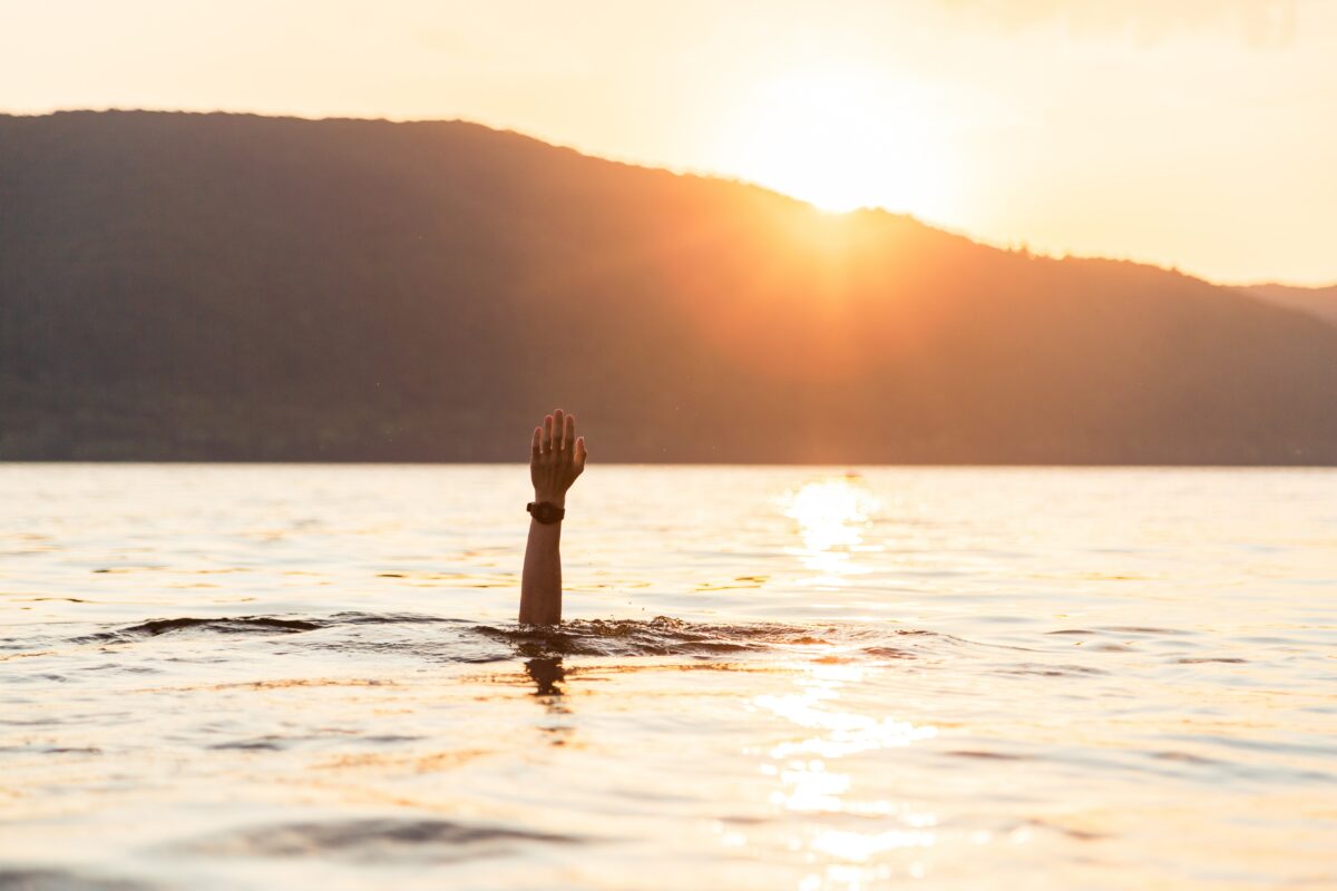 Tragedie fără margini în Dâmbovița. Un minor și-a găsit sfârșitul într-o piscină