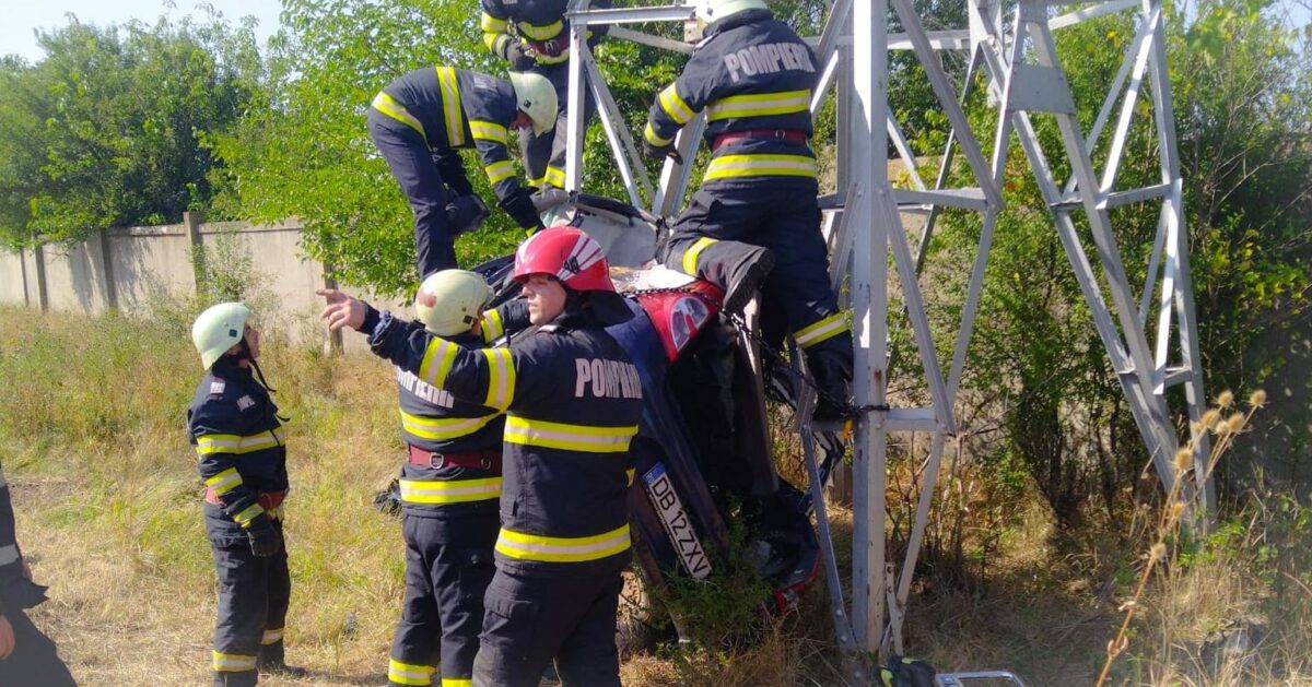 Accident cumplit în Dâmbovița. Un șofer s-a izbit cu mașina de un stâlp de electricitate și a rămas suspendat