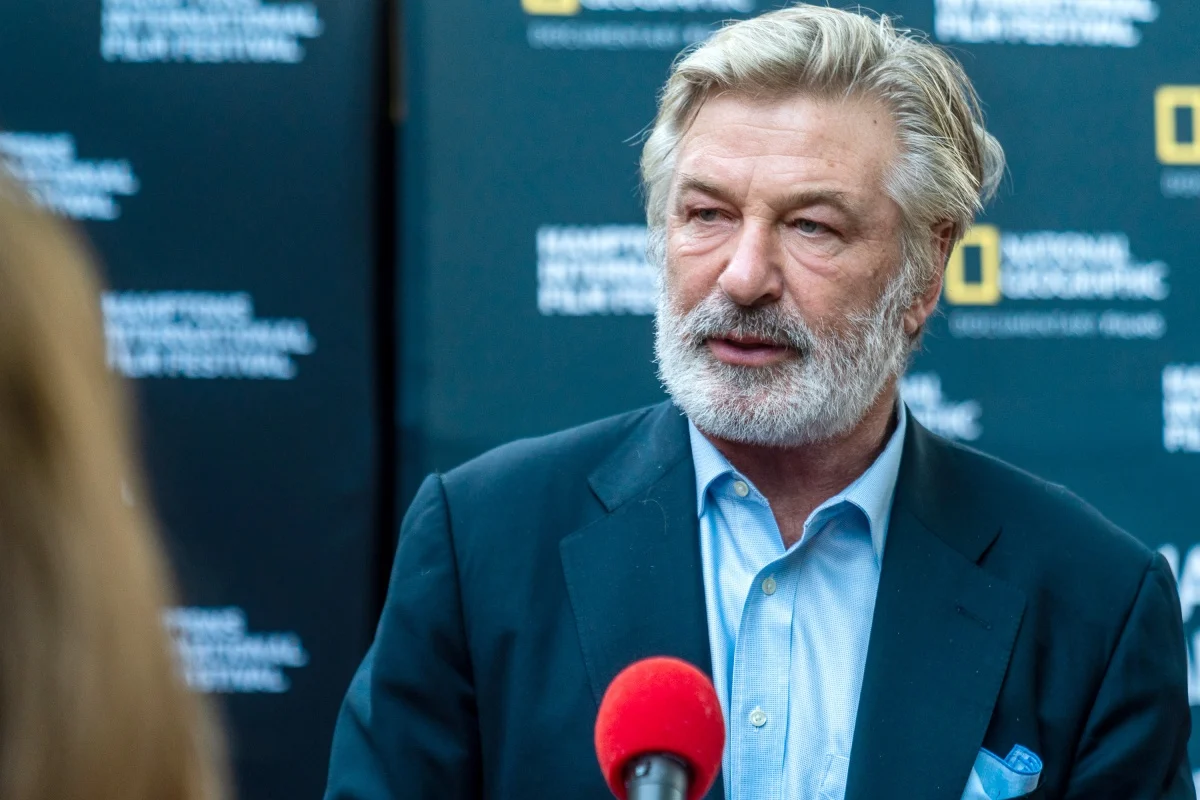 Experții FBI: Alec Baldwin a apăsat pe trăgaciul armei care a ucis-o pe Halyna Hutchins. Pușca nu s-ar fi putut descărcat singură