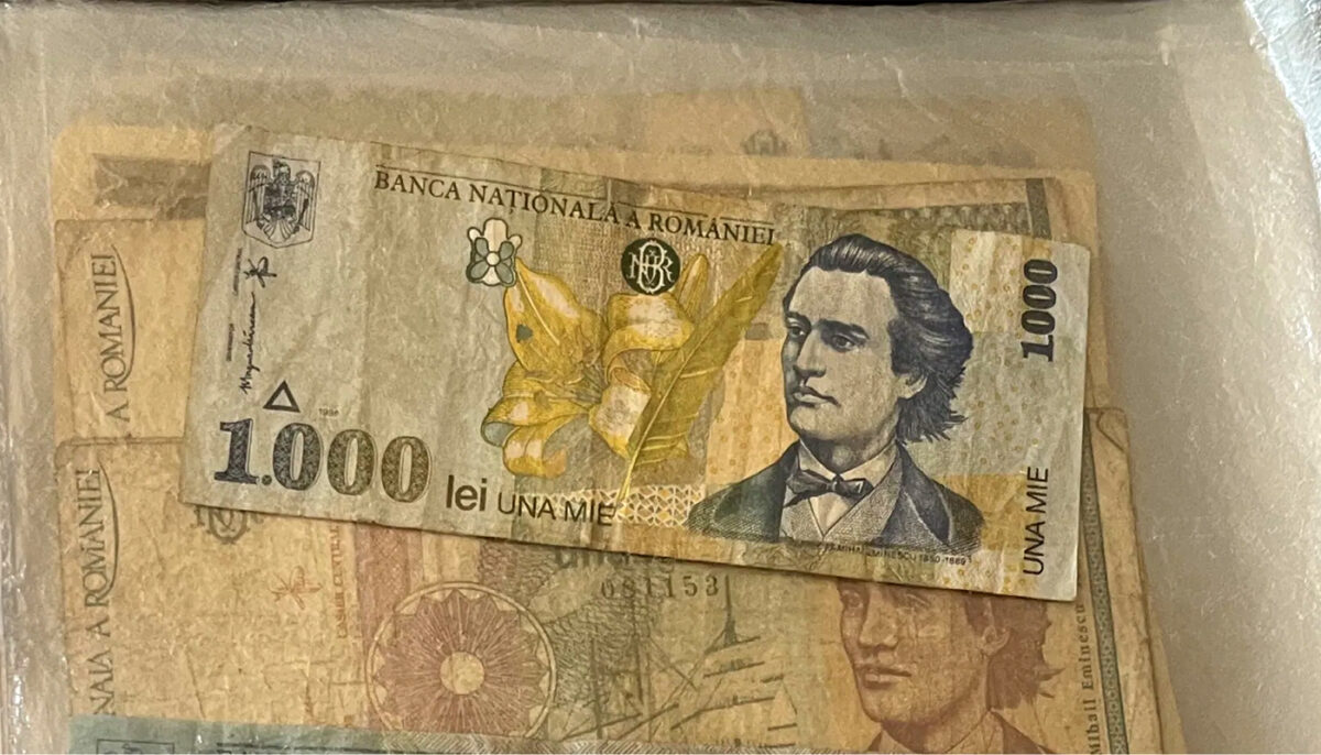 O ai cumva acasă? Această bancnotă de 1.000 de lei, cu chipul lui Mihai Eminescu, se vinde acum cu 10.000 de euro!