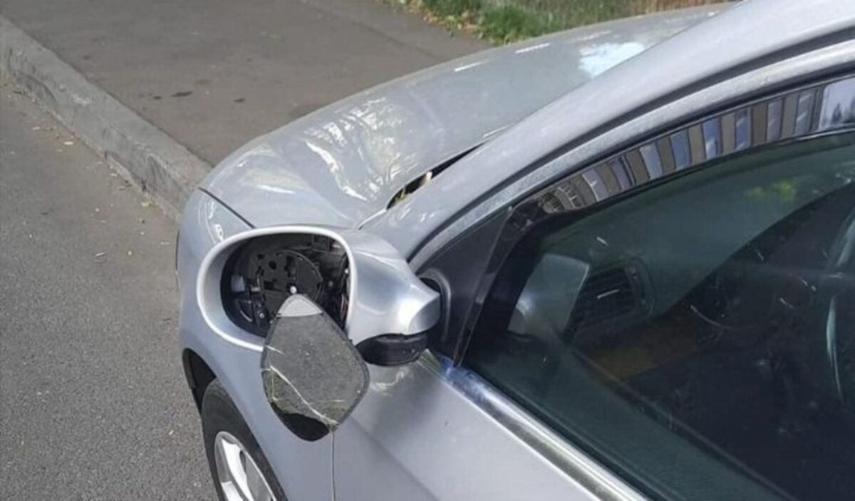 Un bărbat şi-a lăsat maşina parcată pe trotuar şi şi-a găsit oglinda spartă. Ce s-a întâmplat la scurt timp