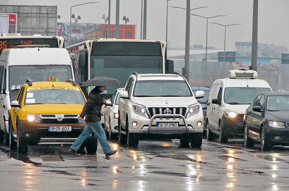 Atenție șoferi! Mașinile zgomotoase nu vor mai avea voie să circule noaptea în București