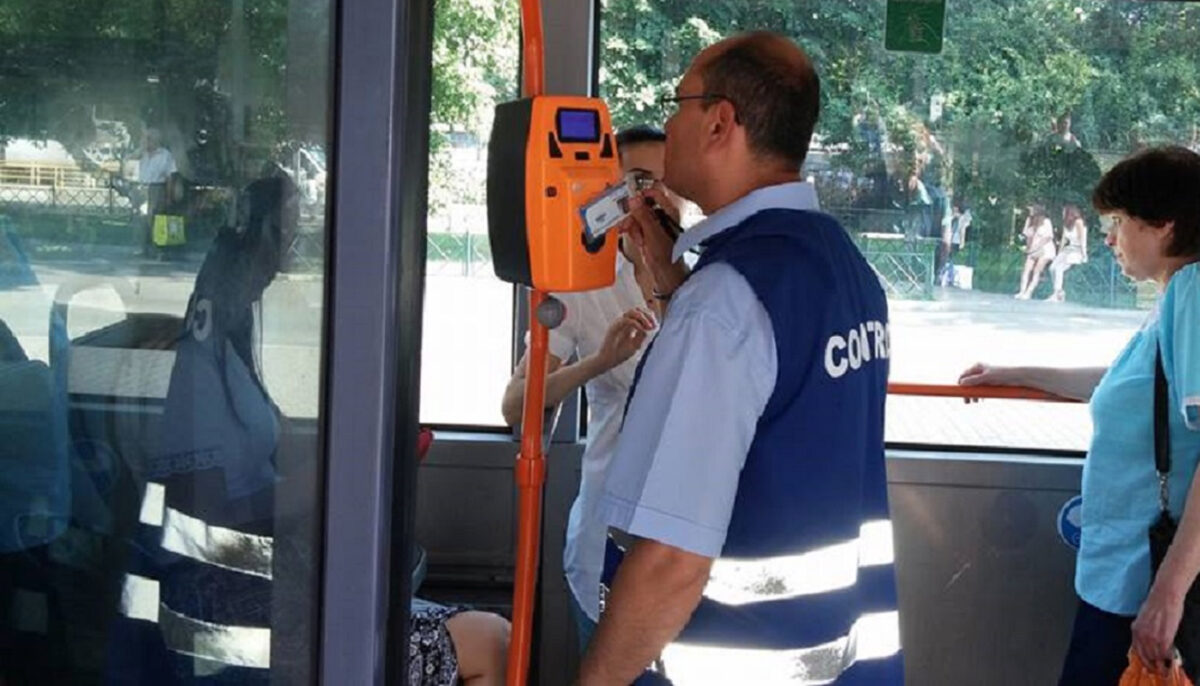 Motivul ciudat pentru care o bucureșteancă a primit 800 de lei amendă în tramvaiul STB 21. Ce i-a reproșat controlorul