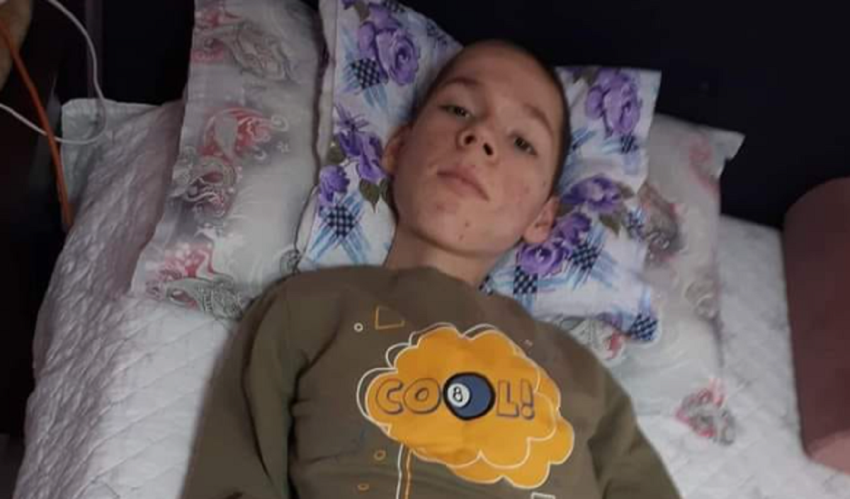 Ovidiu, un adolescent de 15 ani, a fost diagnosticat cu o boală rară și are nevoie de ajutorul oamenilor. Costul operației este uriaș