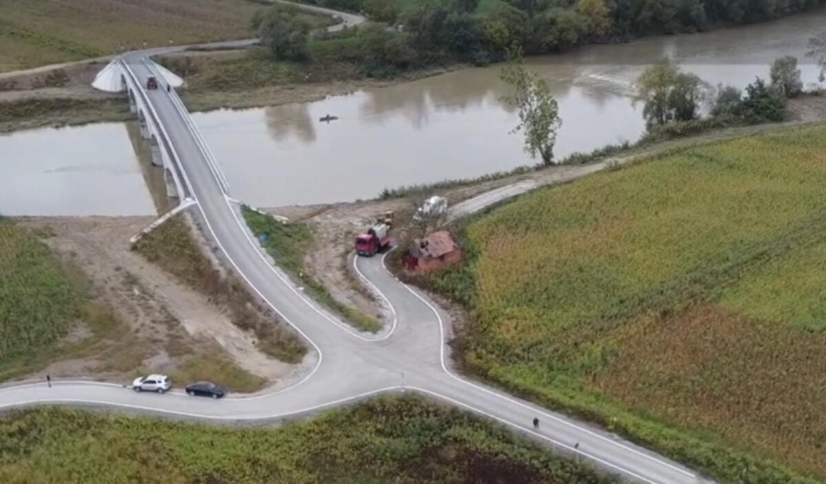 Podul care se termină pe câmp, în lanul de porumb