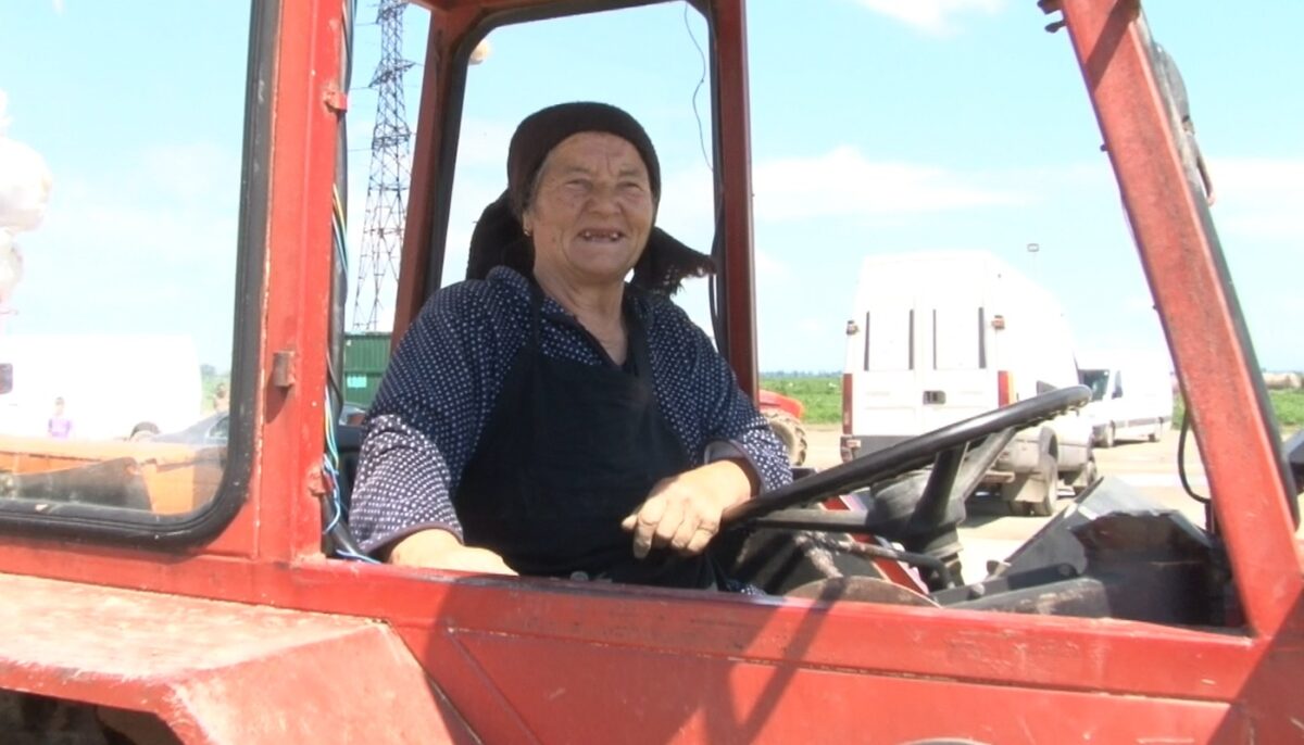 De necrezut! Câți lei primește salariu, în România, o femeie care lucrează ca tractoristă, acum, în 2022