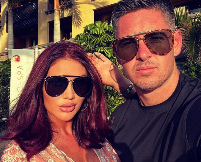 Surpriză de proporții pentru fanii lui Amy Childs! Vedeta este însărcinată pentru a treaia oară