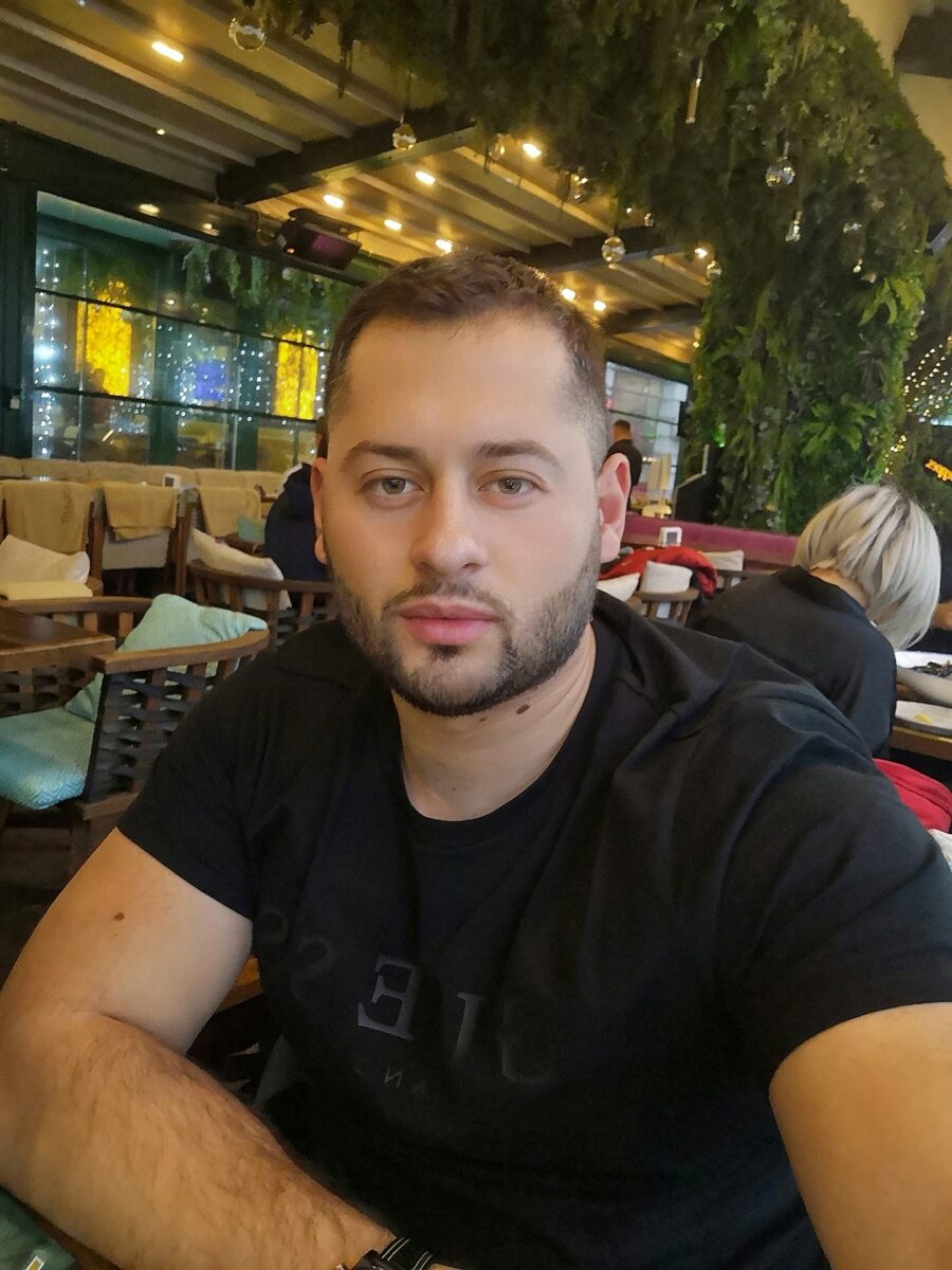 Daniel Balaș, predici despre modestie din Dubai! Tânărul care a renunțat la preoție pentru a deveni șofer pe TIR, criticat dur în mediul online: „Și spui asta de pe un Lamborghini”