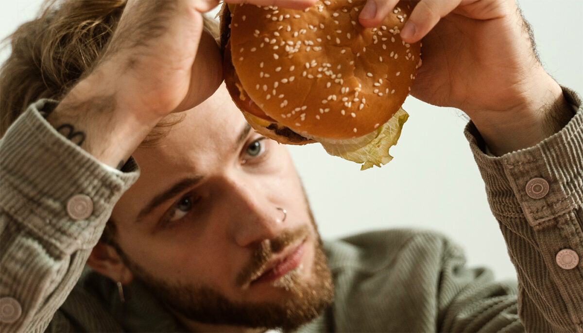 Mulți români fac această greșeală! Cele 12 alimente pe care nu trebuie să le consumi după ora 19:00