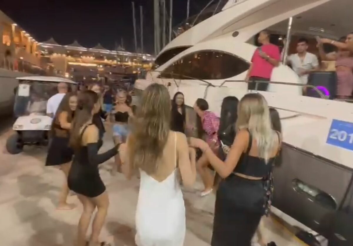 România e prezentă la CM din Qatar! Mai multe “bunăciuni” au făcut senzație, lângă un yacht, și au atras privirile tuturor | VIDEO