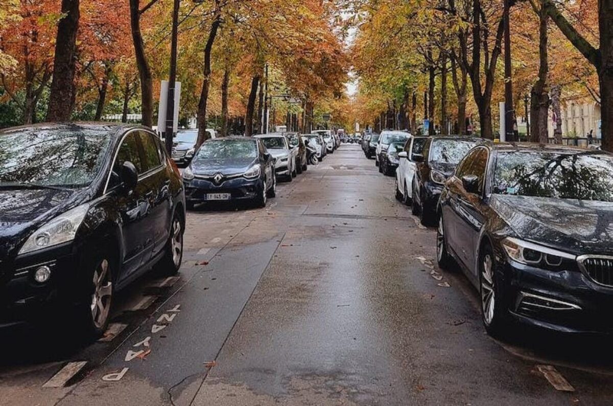 Atenție, șoferi! Klaus Iohannis a promulgat legea care permite Poliției Rutiere să ridice vehiculele parcate neregulamentar