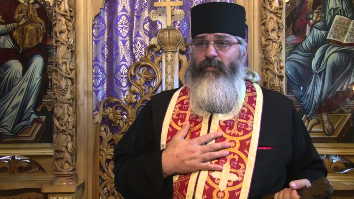 Ionuţ Hrisostom Turtoi, ucenicul preotului Calistrat Chifan, a fost surprins în timp ce ar săruta o enoriașă, la Mănăstirea Vlădiceni. Ce spune despre imaginile controversate