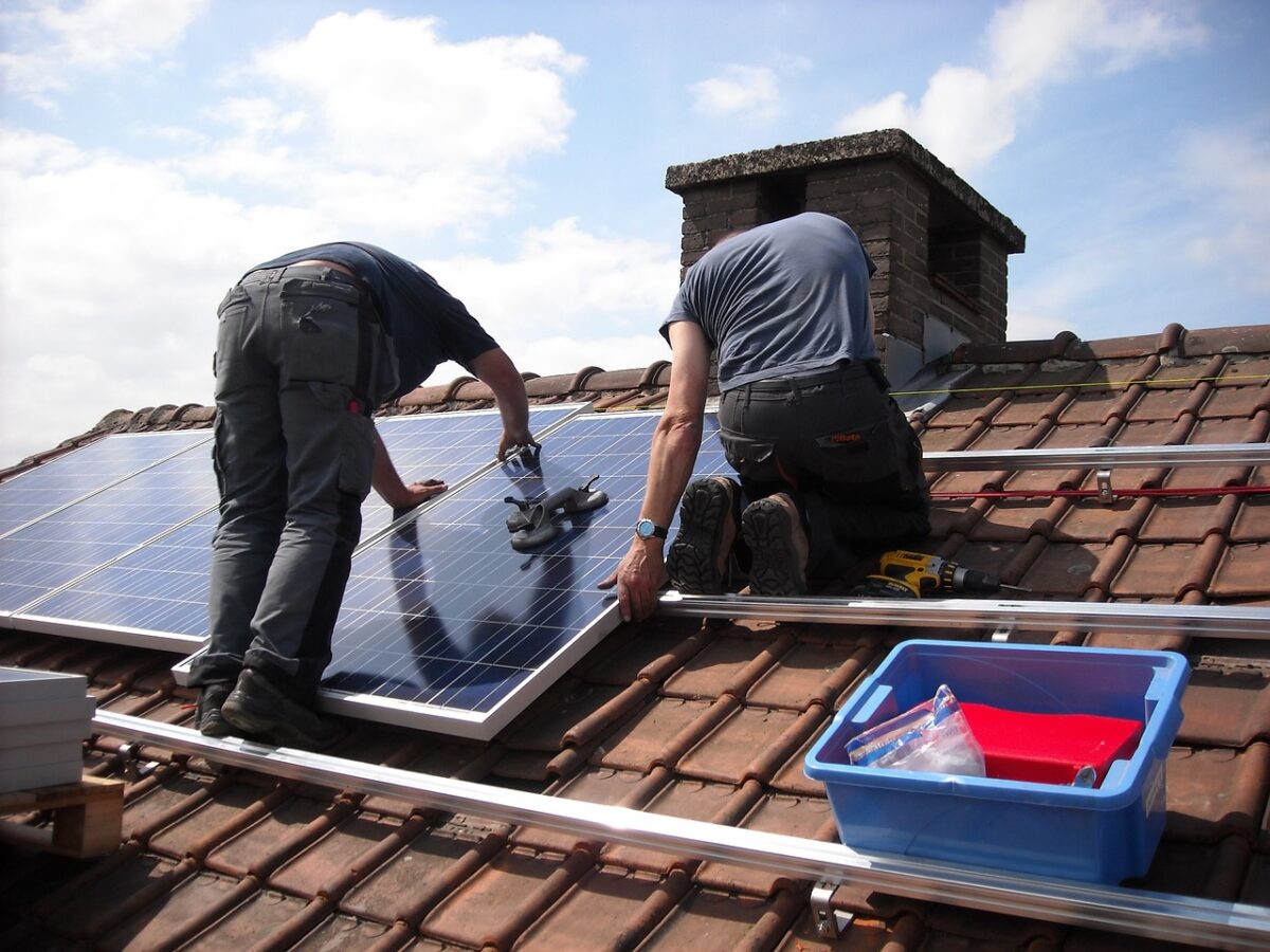 Panouri fotovoltaice. Se dă legea care îi sperie pe români! Ce înseamnă taxa pe „soare”