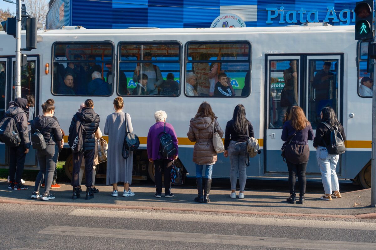 Imagini îngrozitoare într-un tramvai STB din Bucureşti! Ce a găsit o femeie atunci când s-a urcat în mijlocul de transport