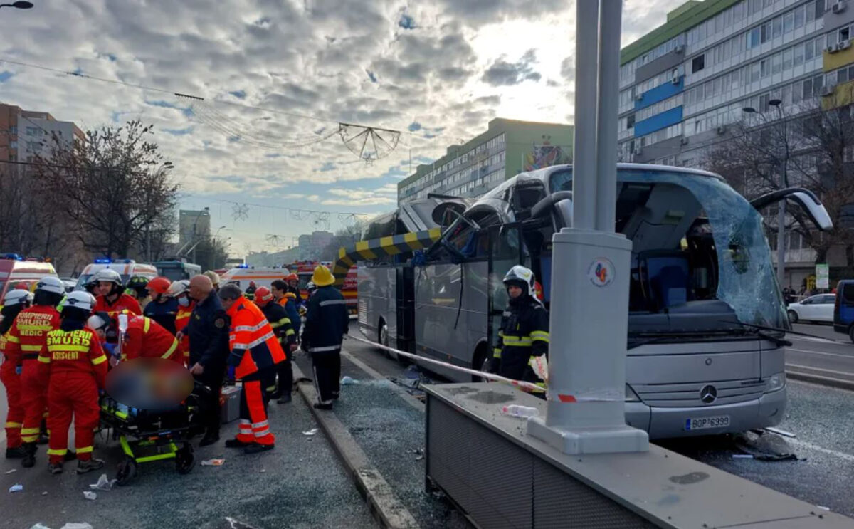Ultima oră! Accident grav în București, în pasajul Unirii. Un autocar cu 48 de turiști greci a intrat într-un limitator. O persoană a murit