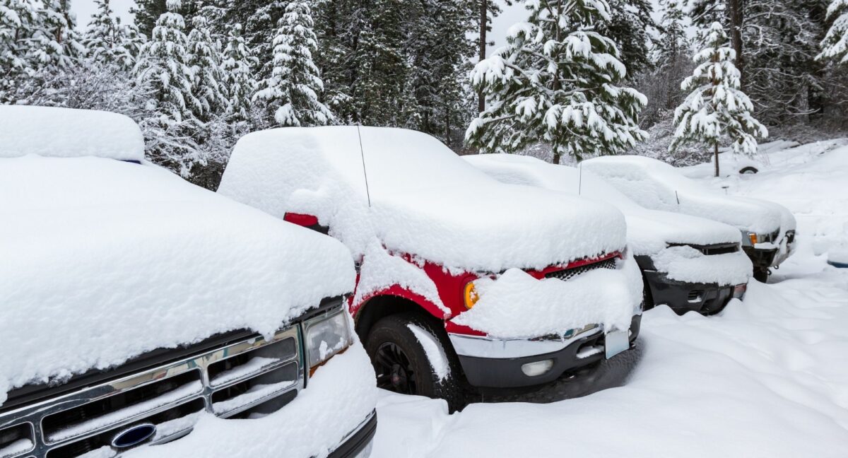 De ce trebuie să parchezi mașina cu spatele atunci când ninge. Puțini șoferi știu acest truc