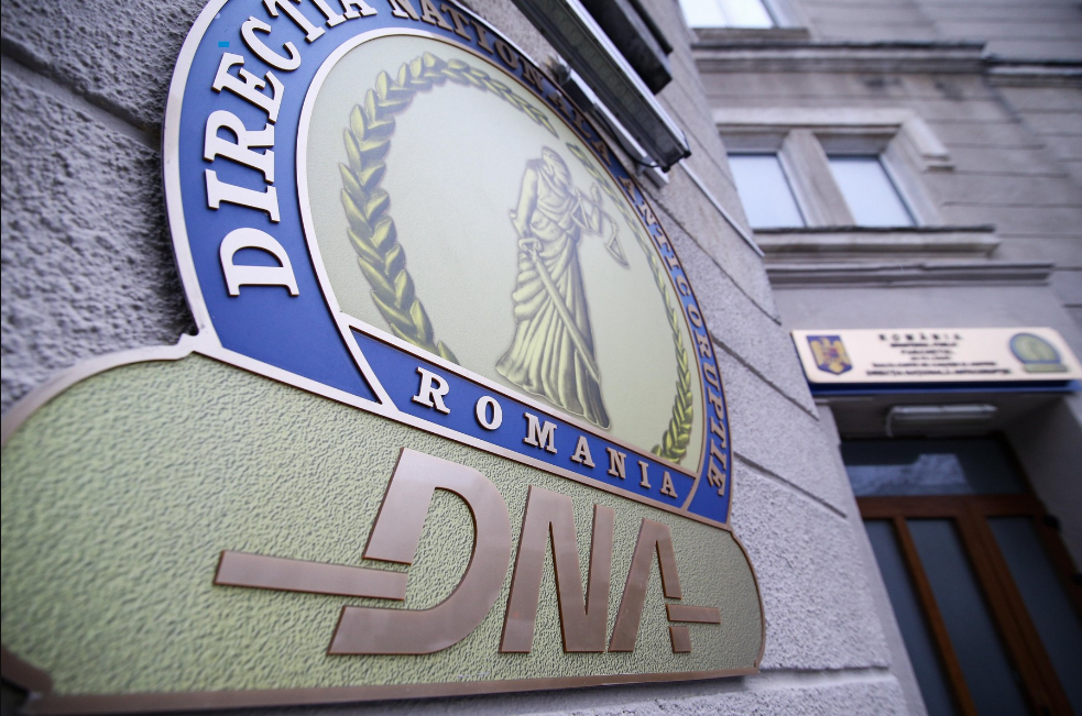 Doi inspectori Antifraudă au fost reținuți de DNA! Sunt acuzați că ar fi cerut 10.000 de euro mită de la administratorul unei firme