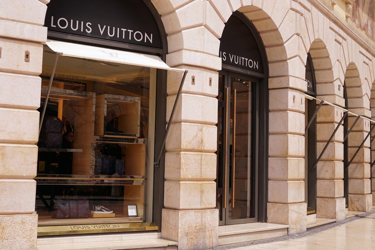 Suma este ireală! La ce preț se vinde o geantă Louis Vuitton cu găuri