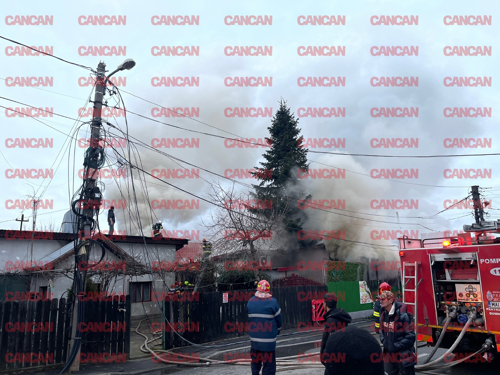 FOTO VIDEO Incendiu puternic în Pipera O casă a luat foc iar