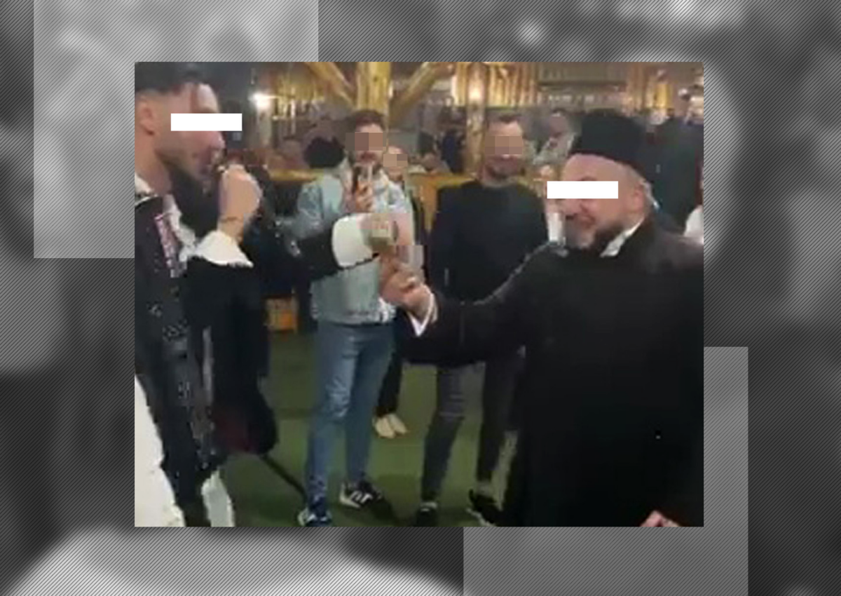 Popa a dat cu bani în lăutari ca mafioții! A făcut show pe ringul de dans la restaurant, în straie bisericești!