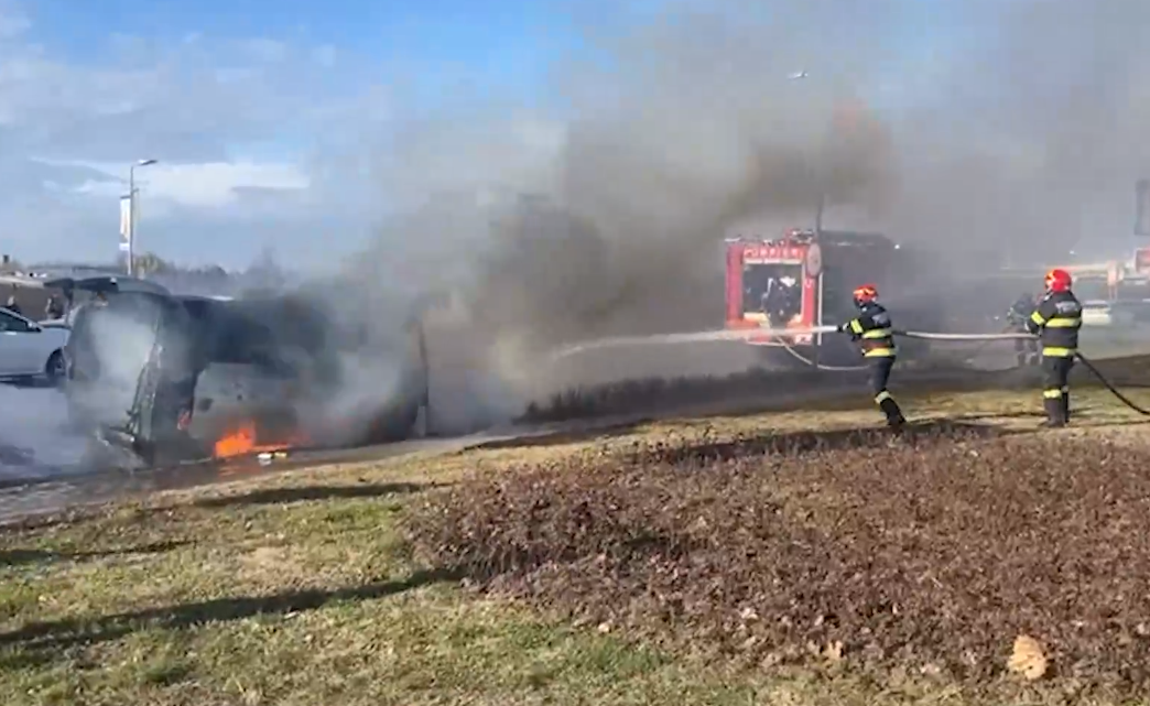 Incendiu pe DN 1! O mașină a luat foc lângă Aeroportul Băneasa