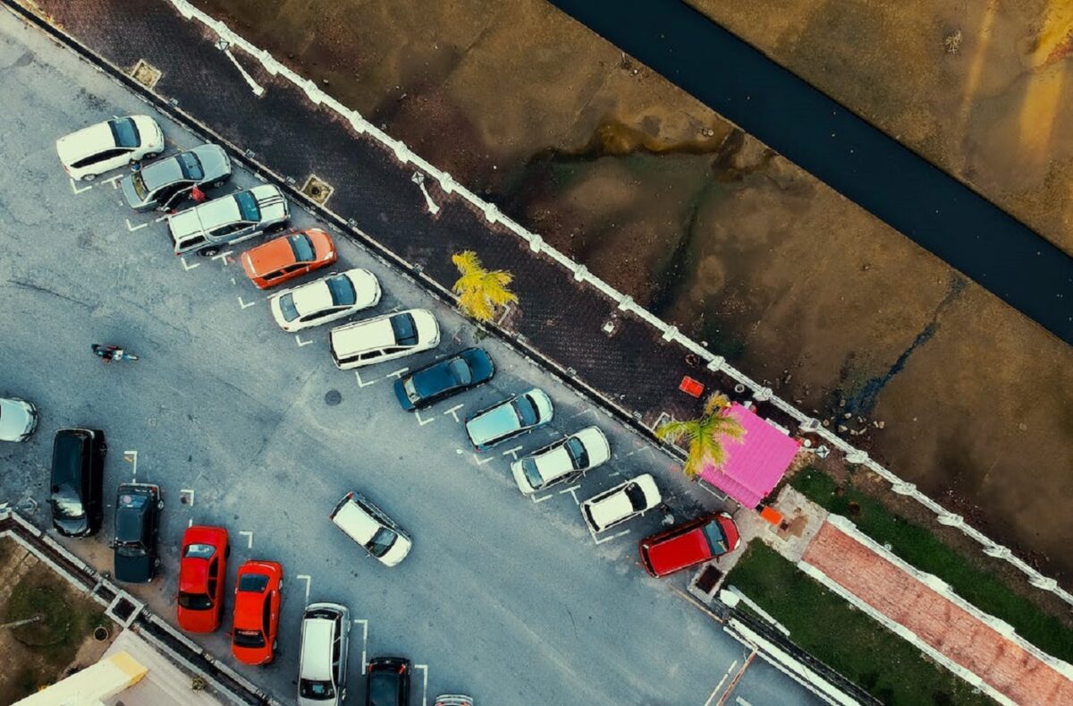 Șoferul unui Audi a ajuns vedetă pe Internet, după ce și-a parcat mașina pe două locuri. Motivul ireal pentru care a făcut asta