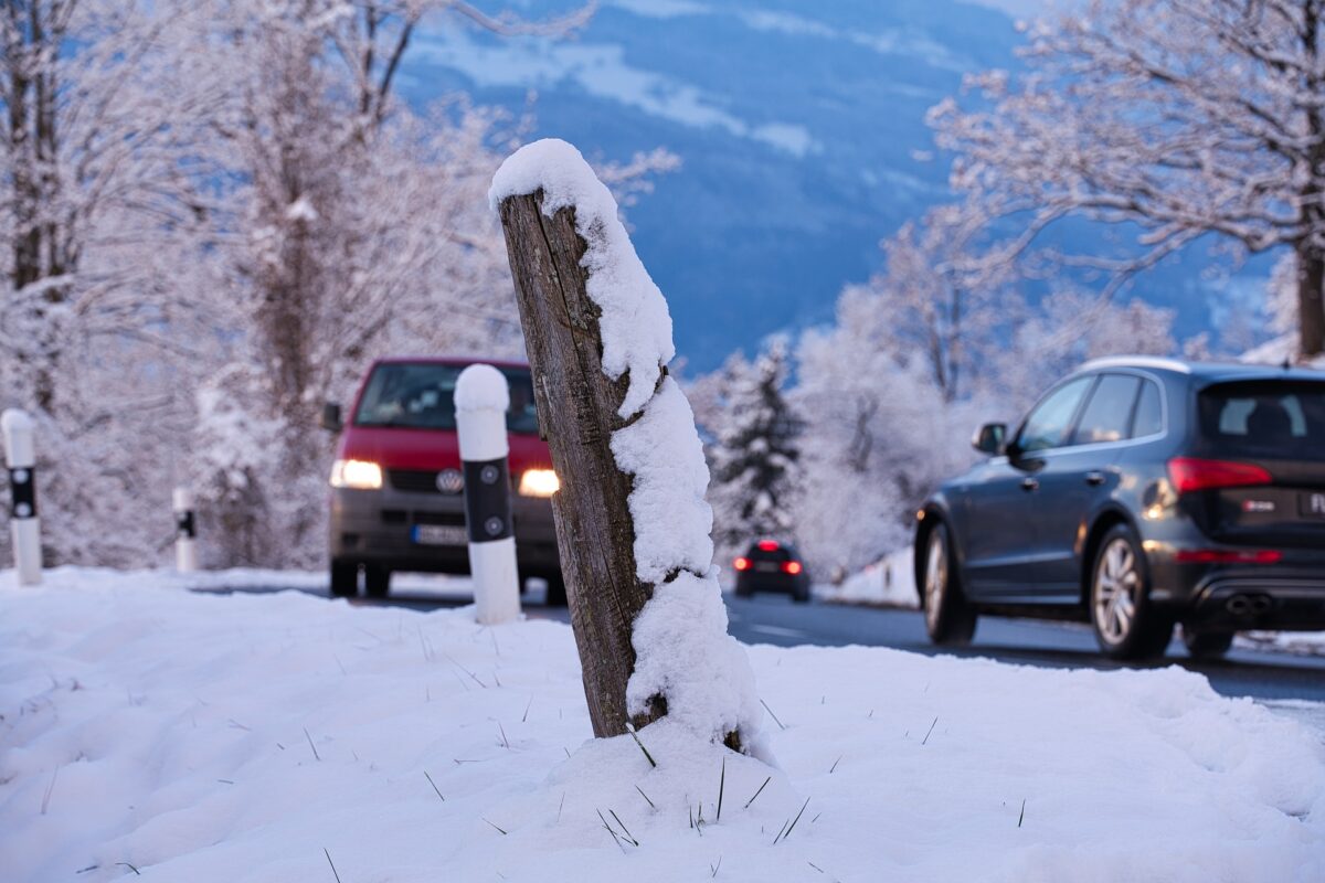 Toți șoferii trebuie să știe! Ce riscă cei care nu respectă normele și nu schimbă anvelopele de vară cu cele de iarnă. Amenzile sunt mari