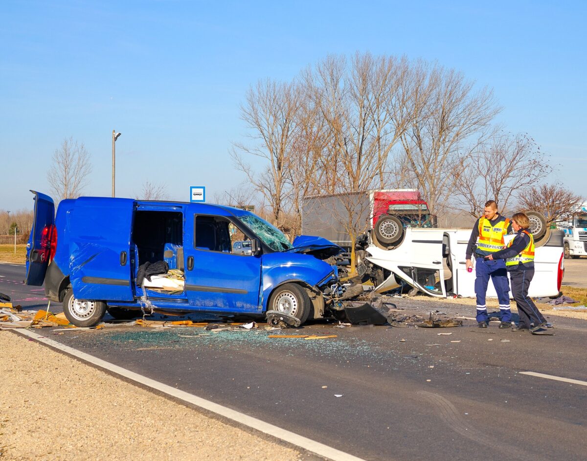 Microbuz înmatriculat în România, implicat într-un accident mortal pe un drum din Ungaria. Șoferul român a murit, iar alte trei persoane au fost transportate la spital