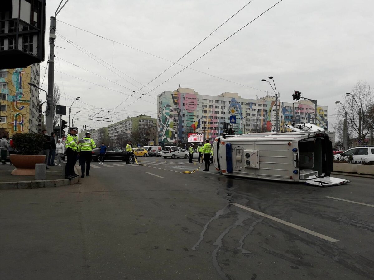 ULTIMA ORĂ! Accident grav în Capitală! O ambulanță a fost lovită de o mașină, în timp ce transporta un pacient la spital