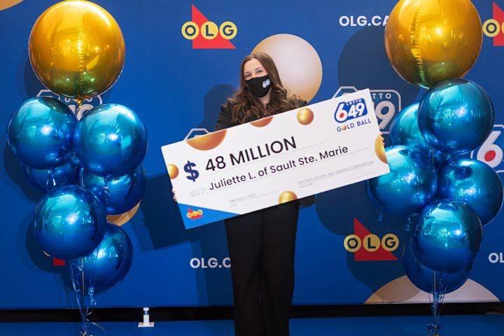 A câștigat la loto 30 de milioane de dolari, la doar 18 ani! Tânăra achiționase pentru prima oară un bilet